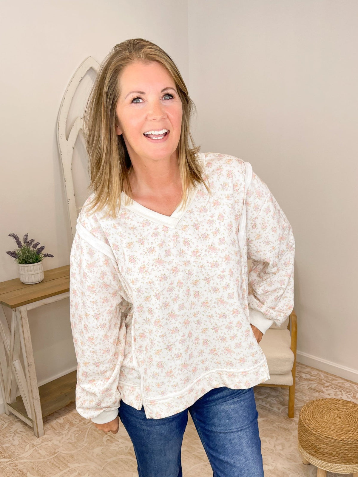 Oversized Ditsy Floral V-Neck Pullover Sweatshirt - Lavender HillsMain StripCT34547-S